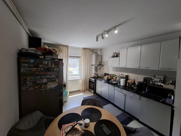 Apartament cu 4 camere decomandat în Sud