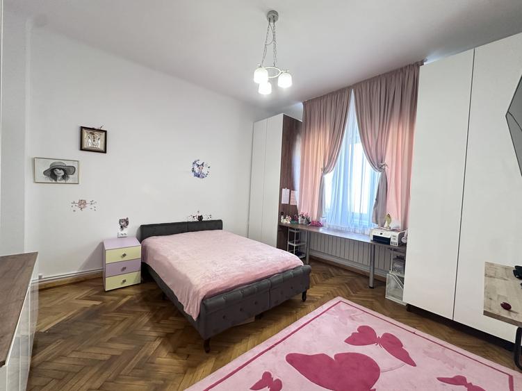 Casă individuală cu 12 camere cu Canalizare în Parcul Carol