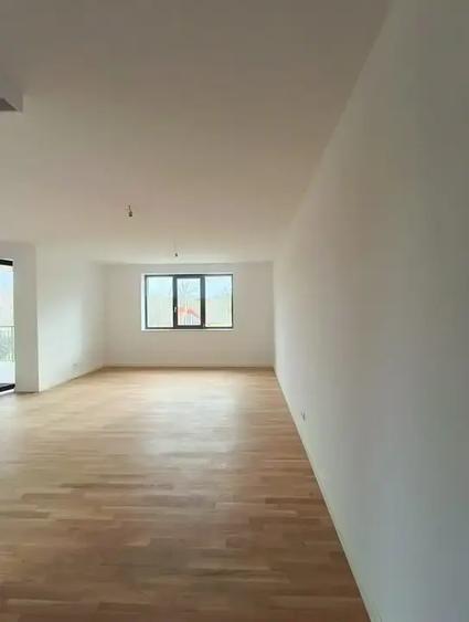 Apartament cu 3 camere decomandat în Sisești
