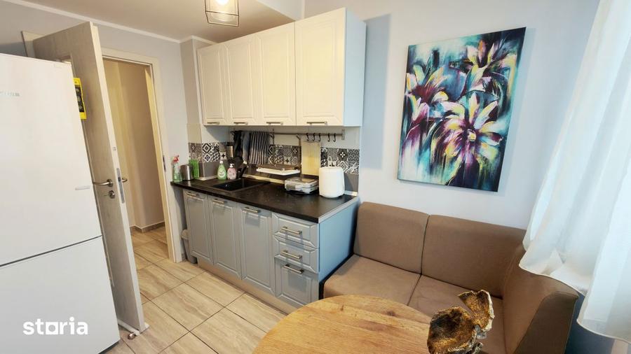 Apartament cu 3 camere semidecomandat, mobilat în Tei