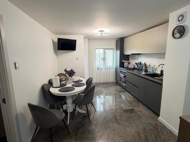 Apartament cu 4 camere decomandat în Central