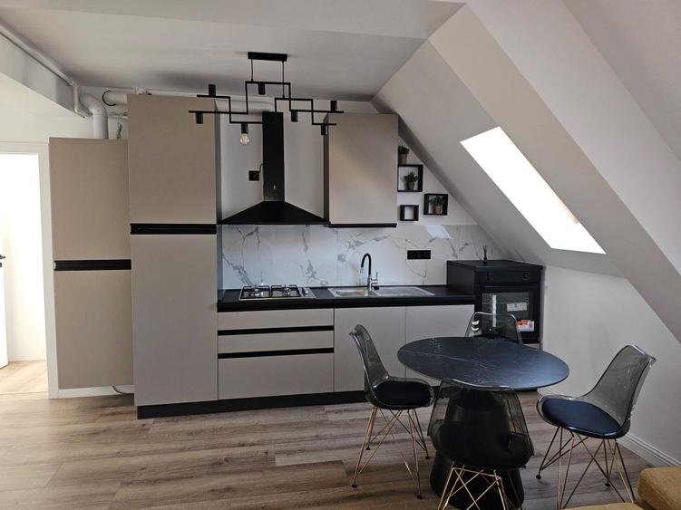 Apartament cu 3 camere decomandat în Exterior Vest