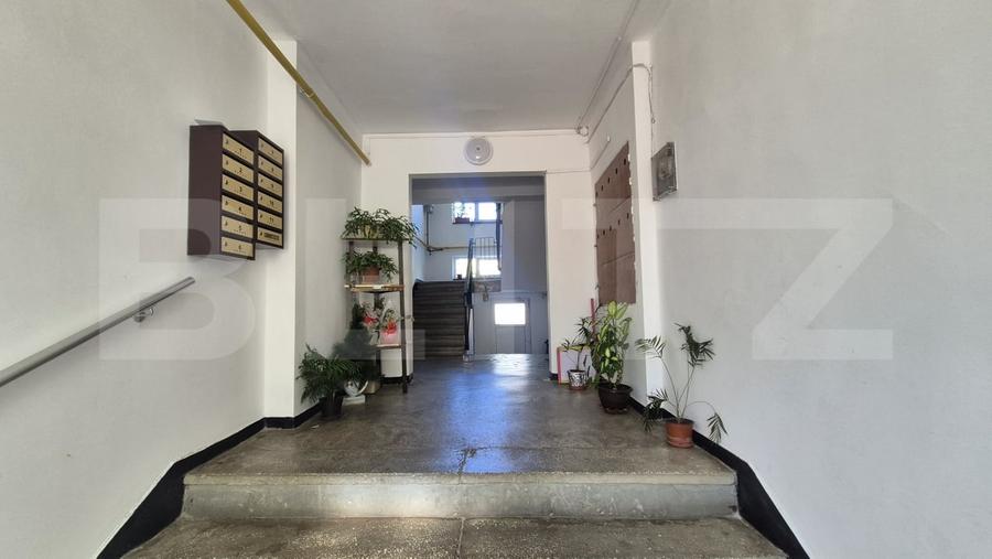 Apartament cu 4 camere semidecomandat, mobilat în Micro 17