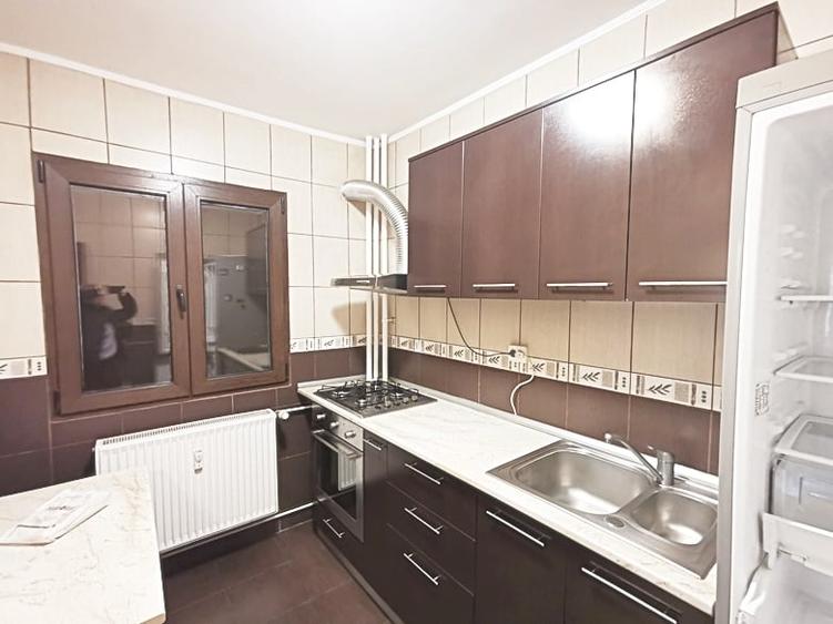 Apartament cu 3 camere decomandat în Lacul Tei