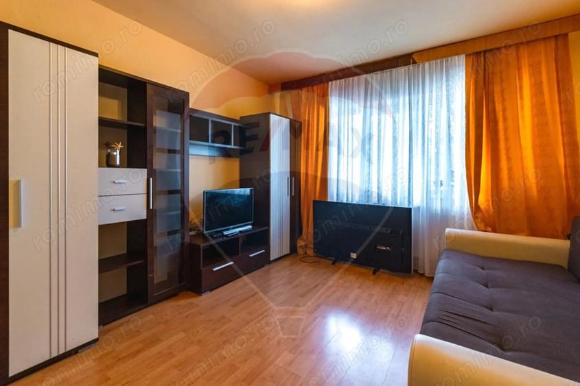 Apartament cu 3 camere decomandat în Tractorul