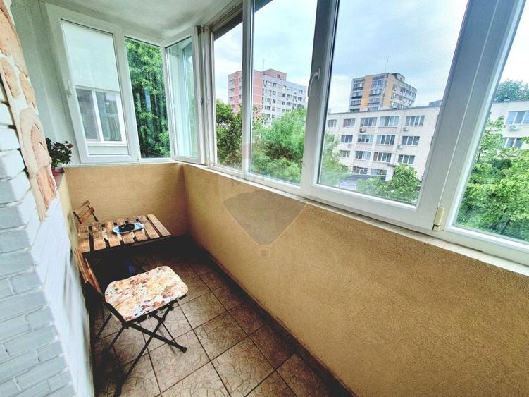 Apartament cu 3 camere semidecomandat, mobilat în Titan