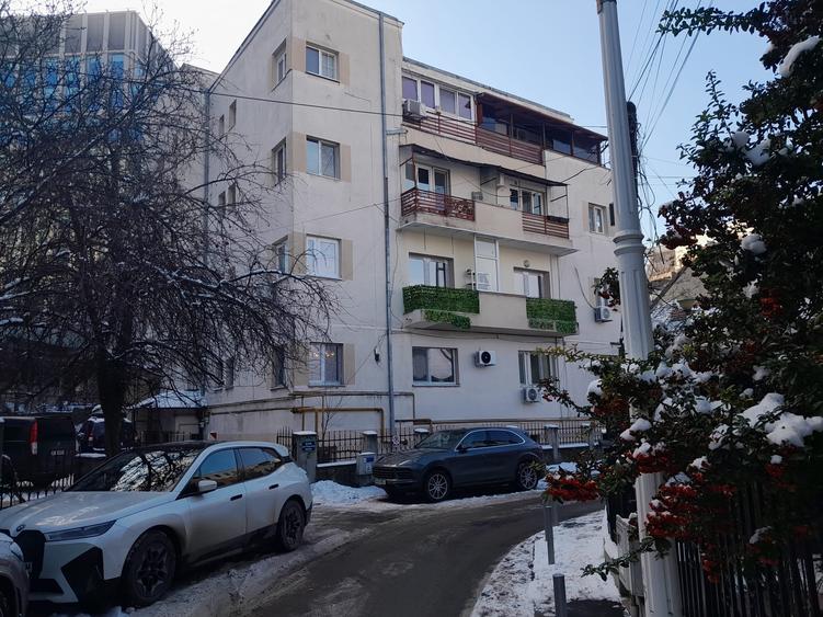 Apartament cu 3 camere semidecomandat, mobilat în Tineretului