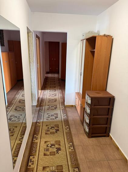 Inchiriez apartament 3 camere - 4