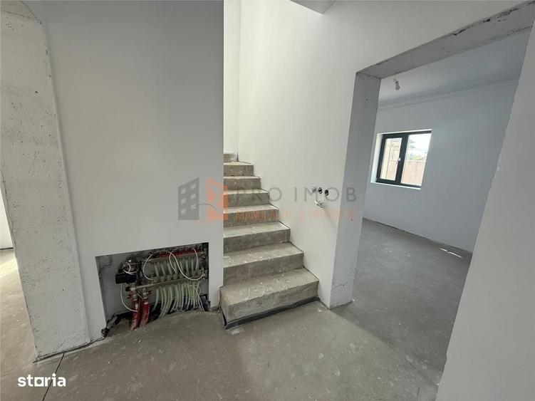 Casă cu 4 camere decomandat în Pleșești