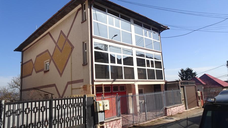Casă cu 9 camere cu Teren 318 Mp în Crângului