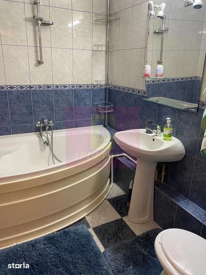 Apartament cu 4 camere semidecomandat în Tineretului