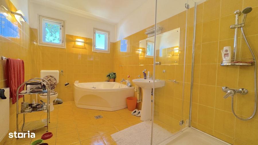 Casă cu 10 camere cu Teren 990 Mp în Sălaj