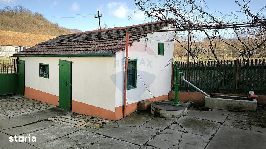 Casă cu 4 camere cu Teren 1084 Mp în Vale