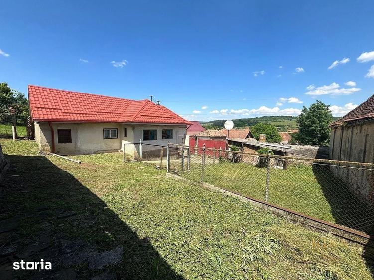 Casă cu 3 camere semidecomandat cu Teren 1600 Mp în Cincu