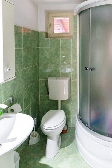 Casă individuală cu 5 camere cu Teren 990 Mp în Periferie