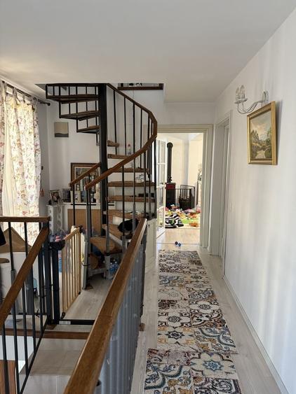 Casă cu 4 camere în Bujoreni