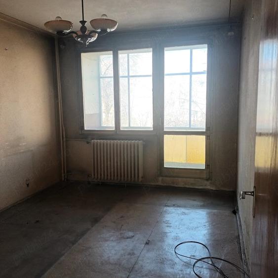 Apartament cu 3 camere semidecomandat în Rahova
