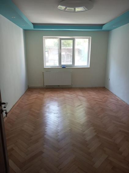 Apartament cu 3 camere semidecomandat în Obor