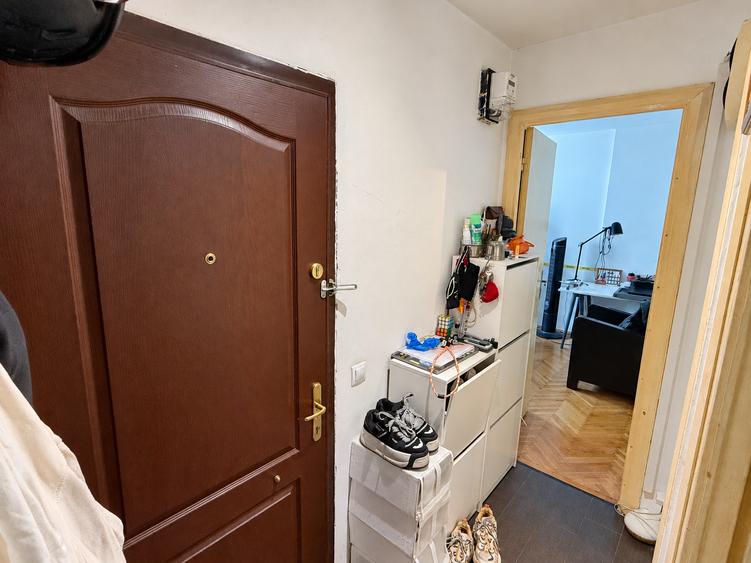 Apartament cu 3 camere semidecomandat în Dorobanți