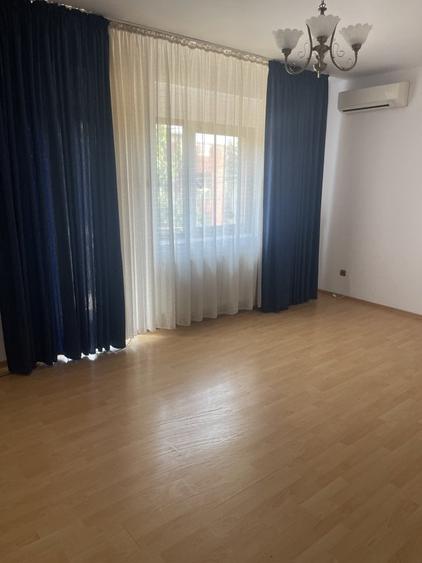 Casă individuală cu 7 camere cu Garaj în Iancu Nicolae