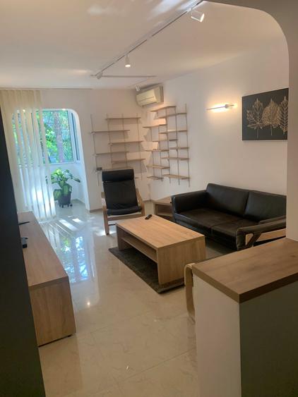 Apartament cu 3 camere decomandat în Titan