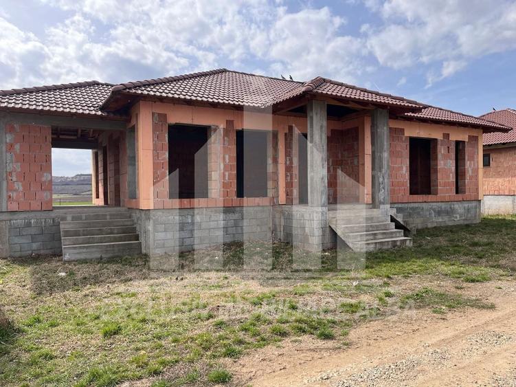 Casă individuală cu 4 camere cu Teren 500 Mp în Șard