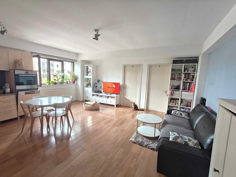 Apartament cu 3 camere decomandat în Viforâta