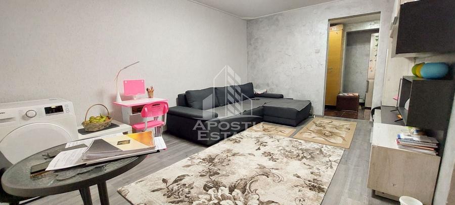 Apartament cu 3 camere semidecomandat, mobilat în Micro 4