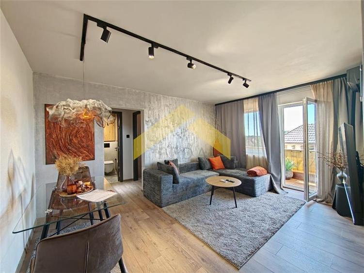 Apartament cu 3 camere semidecomandat, mobilat în Romanilor