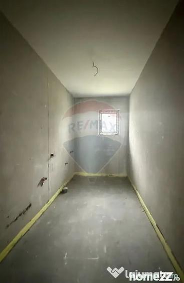 Casă cu 7 camere cu Teren 892 Mp în Est