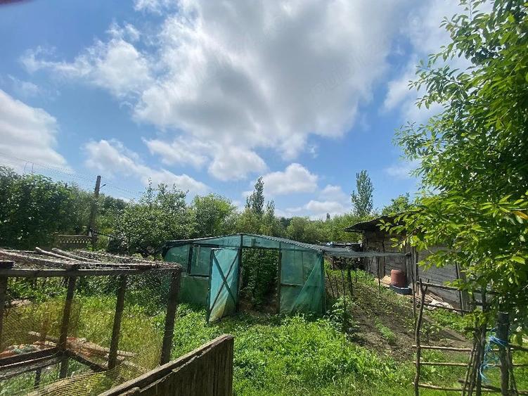 Casă cu 6 camere cu Teren 1300 Mp în Spătărei