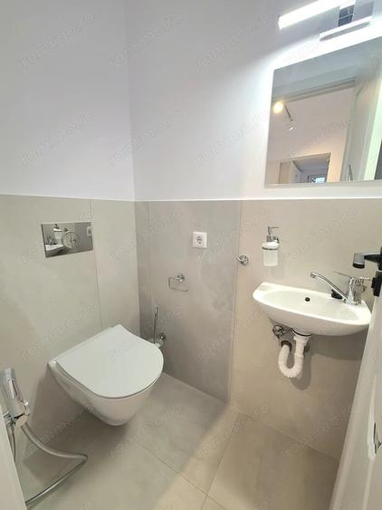 Apartament cu 3 camere decomandat în Cornișa