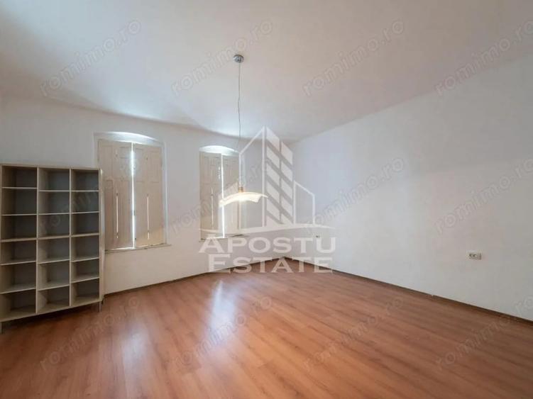 Casă cu 5 camere cu Teren 5755 Mp în Șandra