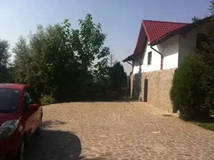 Casă cu 6 camere cu Teren 6200 Mp în Provița de Jos