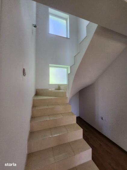 Casă cu 4 camere în Ștefănești
