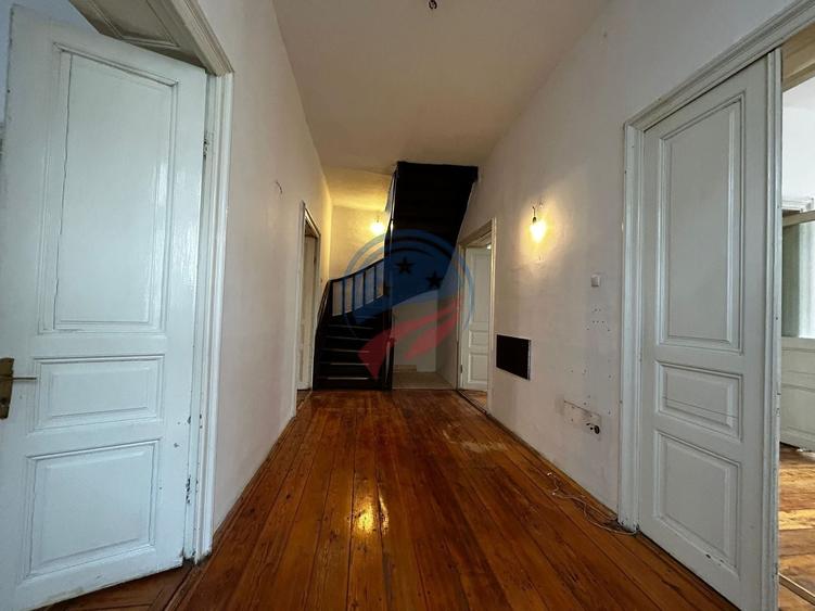 Casă individuală cu 8 camere cu Canalizare în Ultracentral