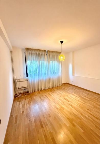 Apartament cu 3 camere decomandat în P-ța Dorobanți