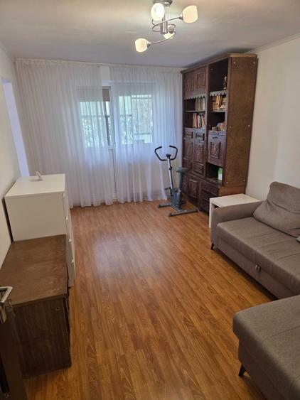 Apartament cu 3 camere semidecomandat în Micro 9