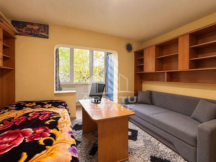 Apartament cu 3 camere decomandat în Girocului