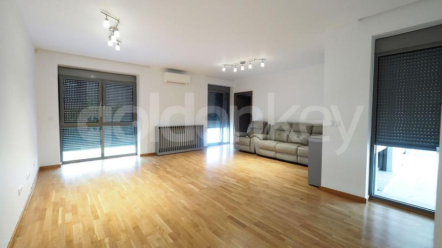 Apartament cu 4 camere semidecomandat în Băneasa