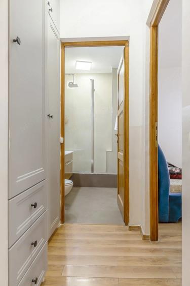 Apartament cu 3 camere semidecomandat în Romană