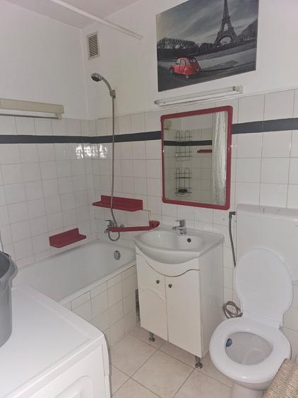 Garsonieră decomandată în Lunei