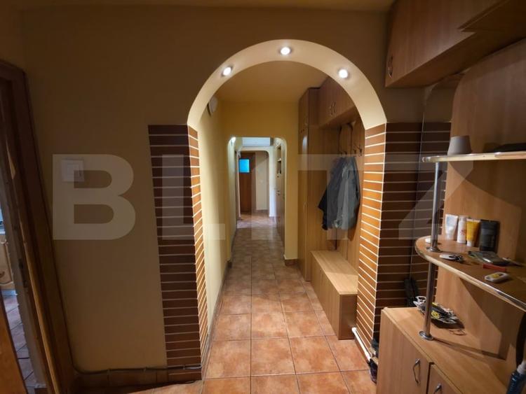 Apartament cu 3 camere decomandat, mobilat în Rovine