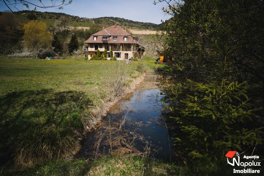 Casă individuală cu 9 camere cu Teren 8223 Mp în Mărgău