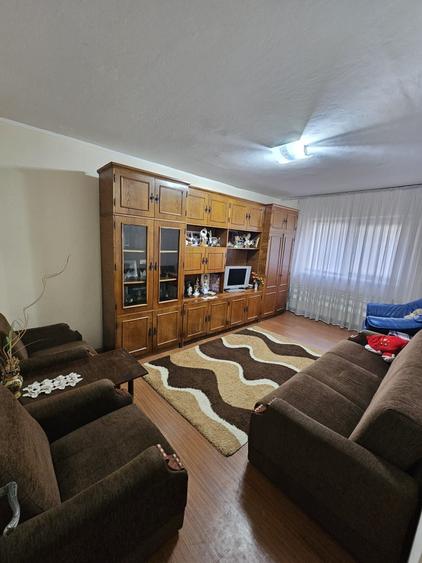 Apartament cu 3 camere decomandat în Exterior Vest