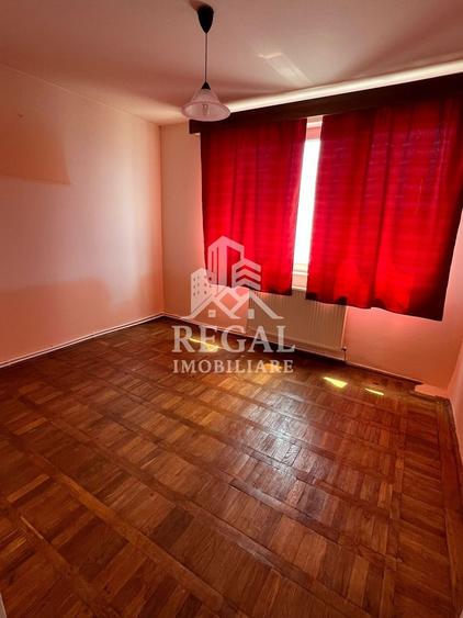 Apartament cu 3 camere semidecomandat în Central