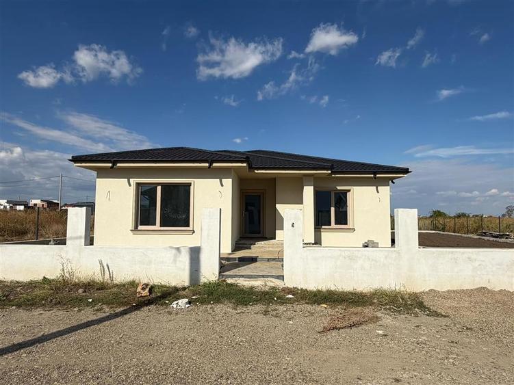 Casă individuală cu 4 camere cu Canalizare în Exterior Vest