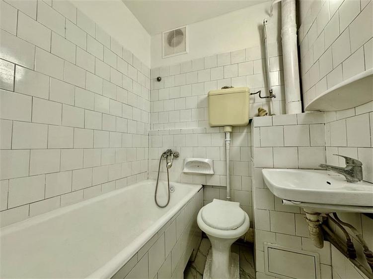 Apartament cu 3 camere semidecomandat în Central