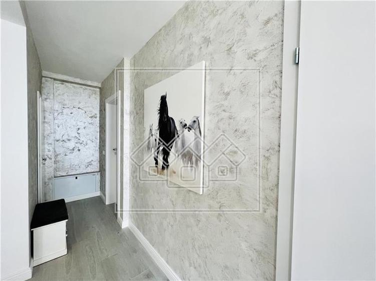 Duplex cu 4 camere cu Canalizare în Cristian