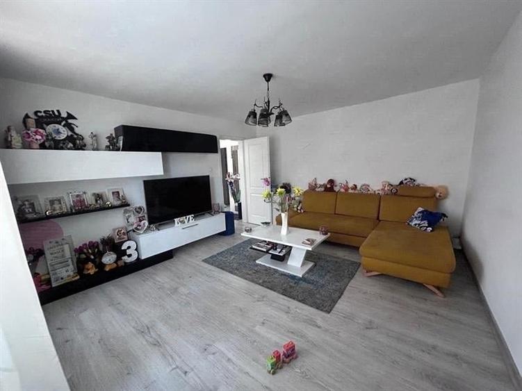Apartament cu 3 camere decomandat, mobilat în Calea București